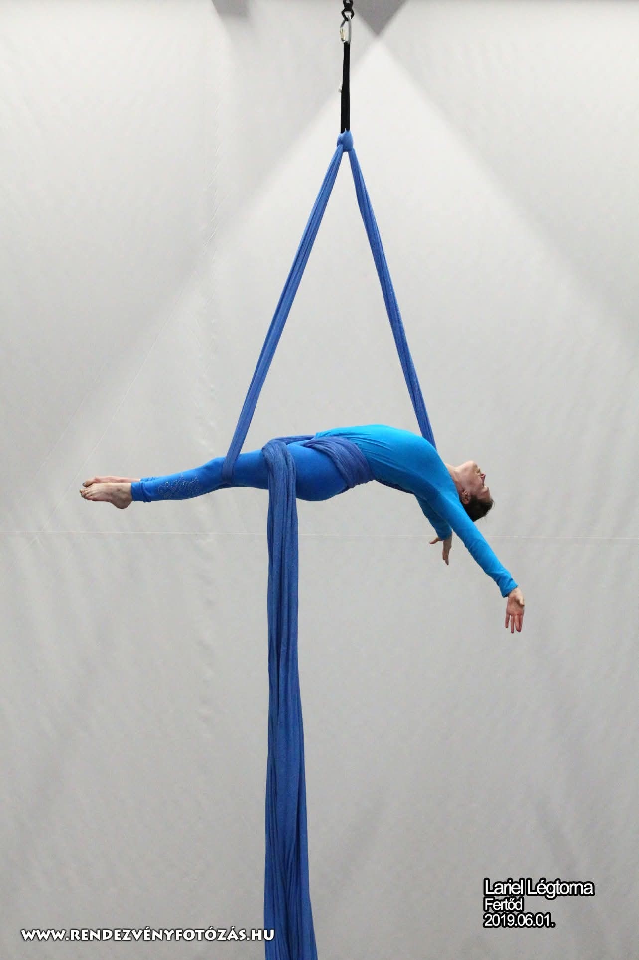 Baljer Etelka aerial hammock gyakorlat közben